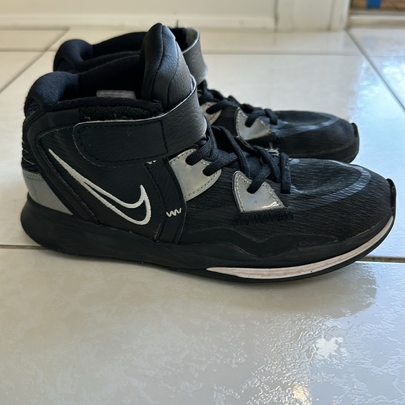 Nike Kyrie Infinity Basketball Shoe (little kids / preschool ) - Picture 5 of 12